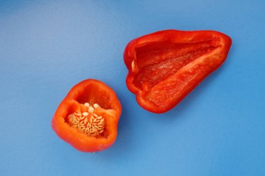 Renkli arka planda parlak portakal dilimli dolmalık meyveler. Yukarıdan bak. Düz tabaka. Mavi arkaplan.