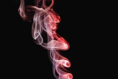 Siyah arka planda kırmızı duman. Renkli duman. Tütsü çubuğu dumanı, kırmızı ışıkla aydınlatılır..