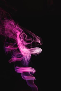 Siyah arka planda mor duman. Renkli duman. Mor ışıkla aydınlatılmış tütsü çubuğu dumanı.