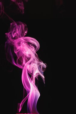 Siyah arka planda mor duman. Renkli duman. Mor ışıkla aydınlatılmış tütsü çubuğu dumanı.