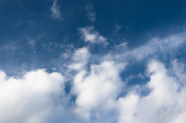 Güneşli bir günde beyaz pamuk bulutları. Yaz gökyüzünde sürekli bir bulut akıntısı.