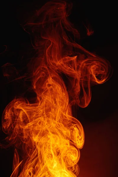 深色背景上的橙色烟雾。五颜六色的烟雾形成的细腻漩涡. — 图库照片
