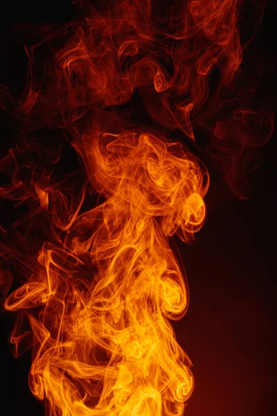 Fumaça de laranja em um fundo escuro. Intricate redemoinhos de fumaça colorida. — Fotografia de Stock