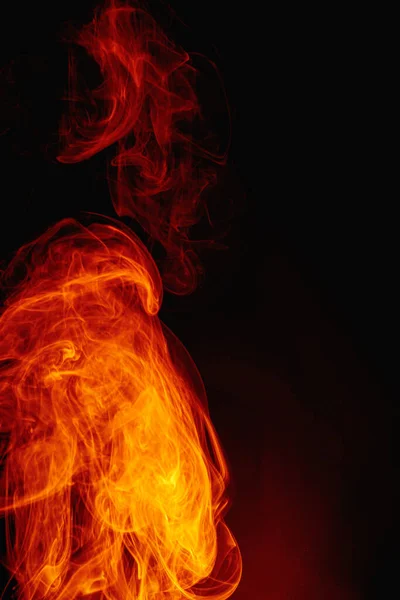 Humo naranja sobre fondo oscuro. Remolinos intrincados de humo de color. — Foto de Stock