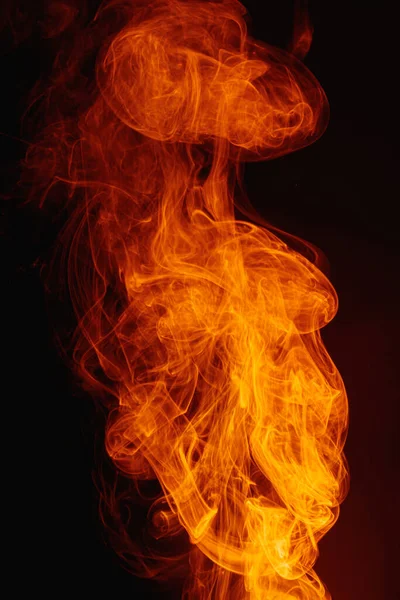 深色背景上的橙色烟雾。五颜六色的烟雾形成的细腻漩涡. — 图库照片