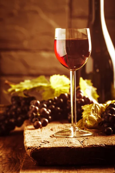Kırmızı Şarap Üzüm Ahşap Arka Plan Üzerinde Vintage Ortamda — Stok fotoğraf
