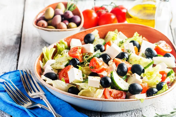 Греческий Салат Свежими Овощами Сыром Фета Черными Оливками — стоковое фото