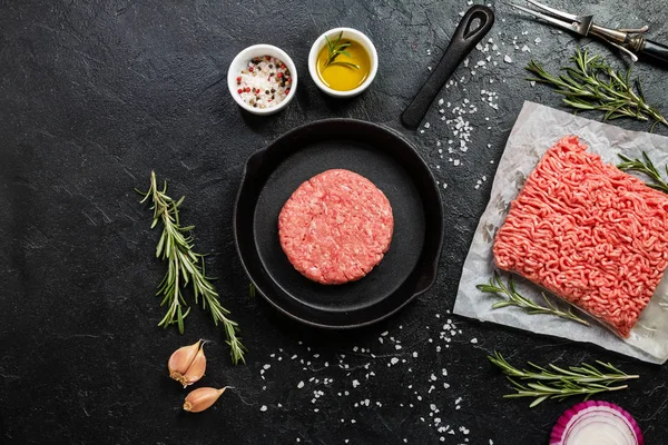 Carne Picada Cruda Con Condimentos Sobre Fondo Oscuro Vista Superior — Foto de Stock