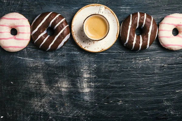 Donuts Und Kaffee Auf Schwarzem Hintergrund Ansicht Von Oben Mit — Stockfoto