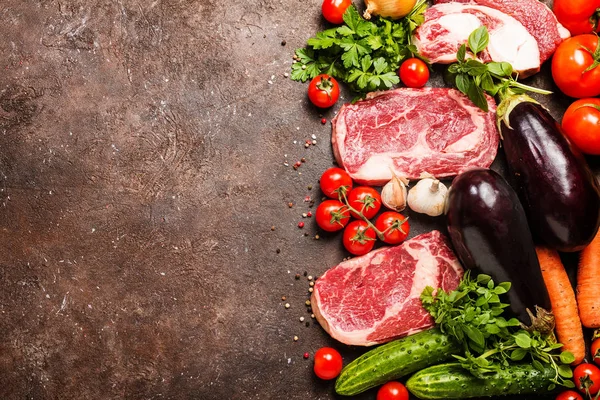 Tranches Bœuf Cru Viande Légumes Sur Fond Brun Foncé Ingrédients — Photo