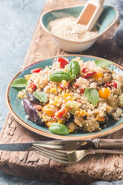 Quinoa Saláta Padlizsán Paprika Kukorica Bazsalikom Paradicsom Rusztikus Háttér Superfoods — Stock Fotó