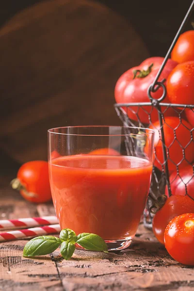 Copo Suco Tomate Com Legumes Frescos Uma Cesta Metal Fundo — Fotografia de Stock
