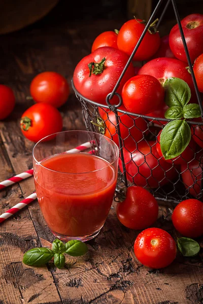 Copo Suco Tomate Com Legumes Frescos Uma Cesta Metal Fundo — Fotografia de Stock