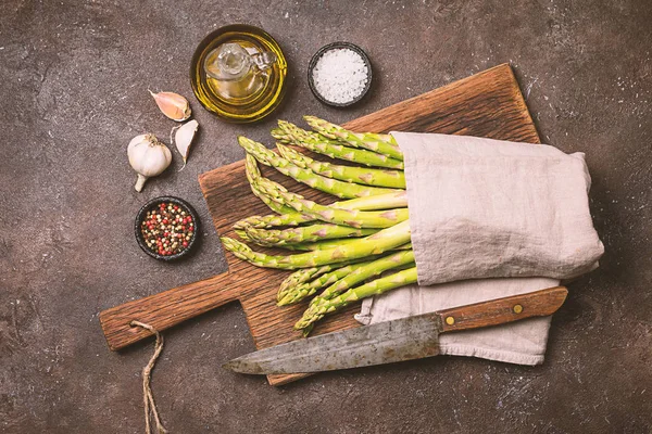 Bos Van Verse Asperges Met Specerijen Olijfolie Bruine Stenen Achtergrond — Stockfoto