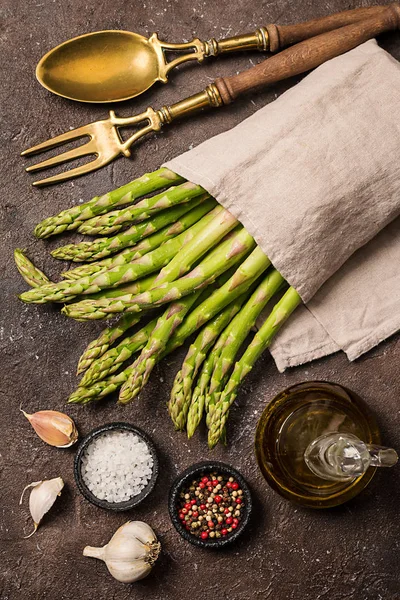 Bunch Fresh Asparagus Spices Olive Oil Brown Stone Background Top — Stock Photo, Image