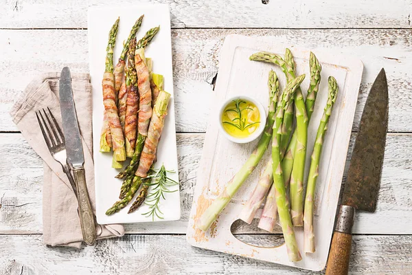 Gegrilde Groene Asperges Omwikkeld Met Spek Witte Plaat Witte Houten — Stockfoto