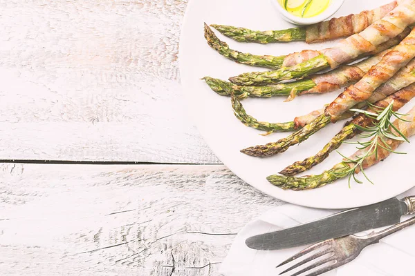 Espárragos Verdes Parrilla Envueltos Con Tocino Plato Blanco Sobre Fondo — Foto de Stock