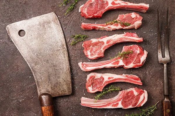 Chuletas Cordero Crudas Con Sal Pimienta Hierbas Sobre Fondo Marrón —  Fotos de Stock