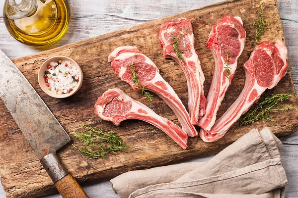 Côtelettes Agneau Cru Avec Sel Poivre Herbes Sur Fond Bois — Photo