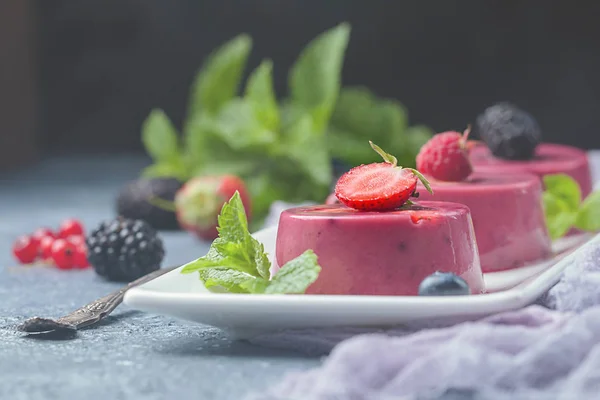 Letní Dezert Bobulemi Jogurtem Jako Želé Pudink — Stock fotografie