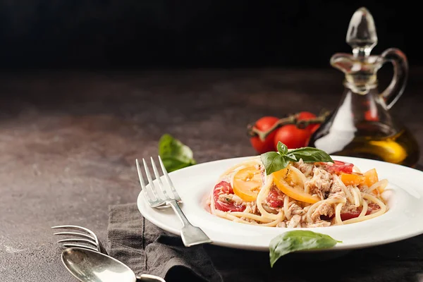 Spaghetti with tuna and tomatoes — Stock Photo, Image