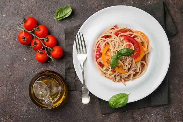Spaghetti with tuna and tomatoes — Stock Photo, Image