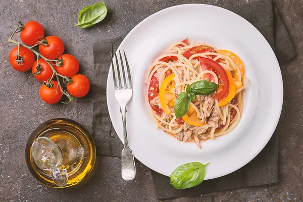 Spagetti med tonfisk och tomater — Stockfoto