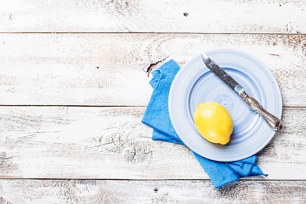 Свіжий лимон на синій тарілці — стокове фото