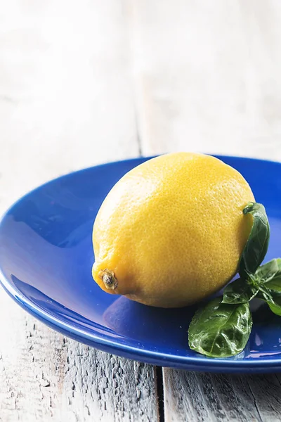 Citron frais sur assiette bleue — Photo