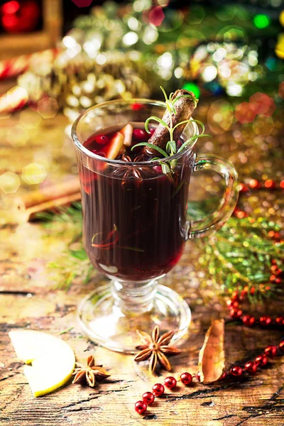 Weihnachtlicher Glühwein Glasbecher Mit Zimt Kardamom Und Anis Auf Holzgrund — Stockfoto