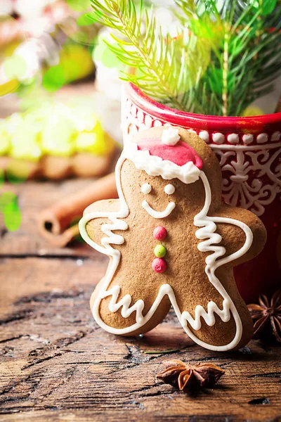 Decorações de Natal com homem de pão de gengibre — Fotografia de Stock