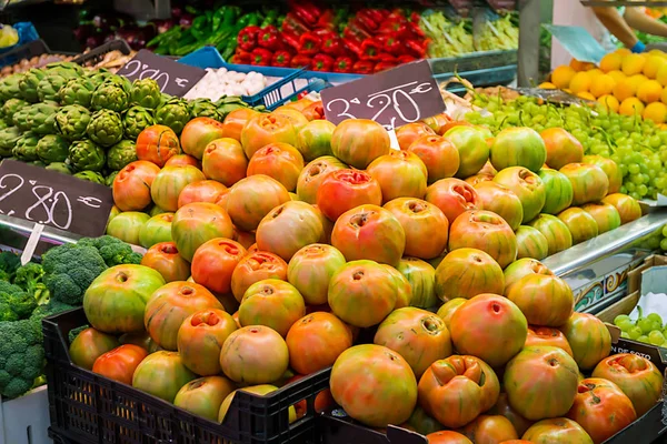 Fresh tomatoes in a market stall — Stock Photo, Image