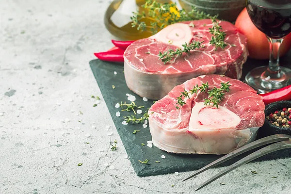 Rodajas de caña de ternera fresca —  Fotos de Stock