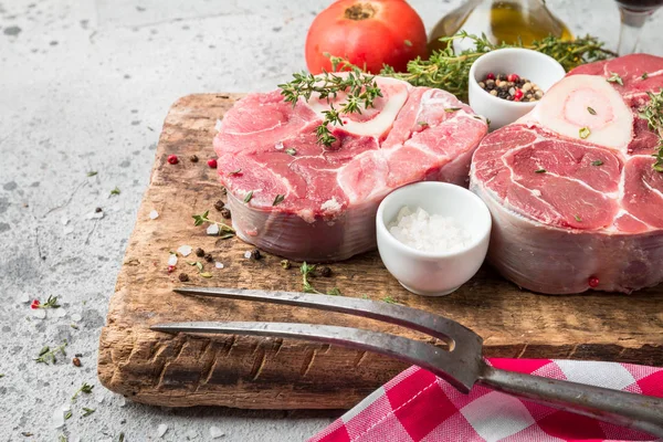 Rodajas de caña de ternera fresca —  Fotos de Stock