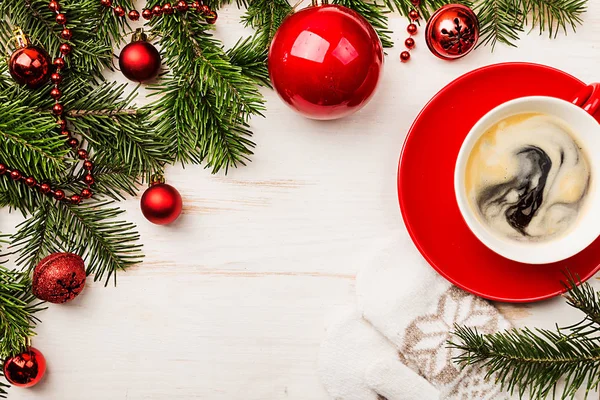 Bebida quente de Natal em copo vermelho — Fotografia de Stock