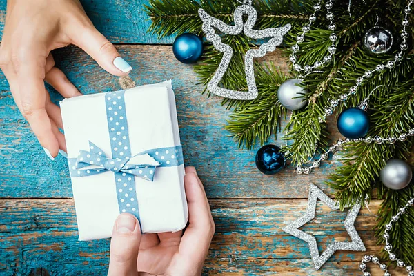 Gift box on hand to hand — Stock Photo, Image