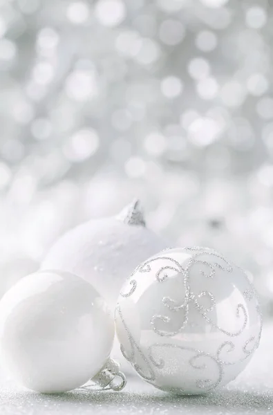 Kulki Srebrne Białe Boże Narodzenie Tle Bokeh Błyszczący Miejsca Kopii — Zdjęcie stockowe