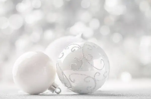 银色和白色圣诞球 — 图库照片
