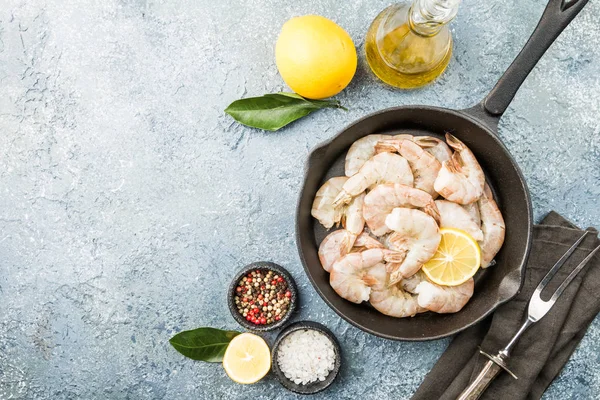 Raw shrimps with lemon — Stock Photo, Image