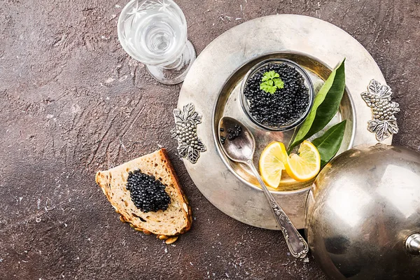 Schwarzer Kaviar auf Eis — Stockfoto