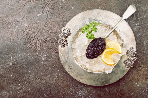 Caviar negro sobre hielo —  Fotos de Stock