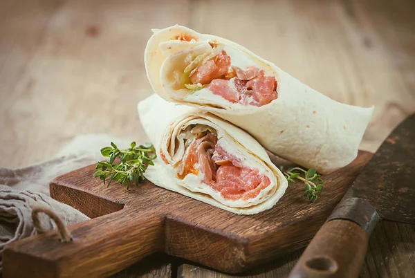 Envoltura de tortilla fresca con salmón —  Fotos de Stock