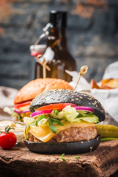 Hamburger Noir Boeuf Classique Grillé Avec Sauce Laitue Mayonnaise Sur — Photo