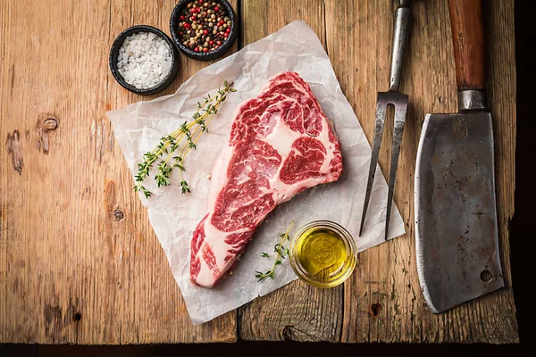 Çiğ antrikot biftek — Stok fotoğraf