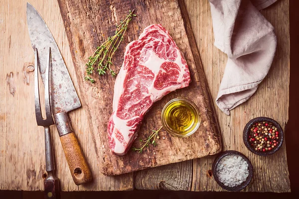 Çiğ antrikot biftek — Stok fotoğraf