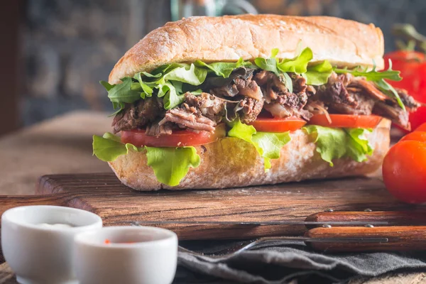 Сэндвич с говядиной и салатом — стоковое фото