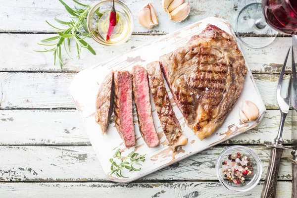 Filete a la parrilla medio raro —  Fotos de Stock