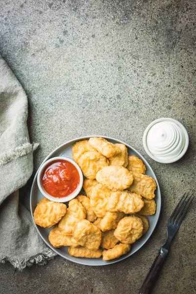 Croccanti croccanti pepite di pollo fritto — Foto Stock