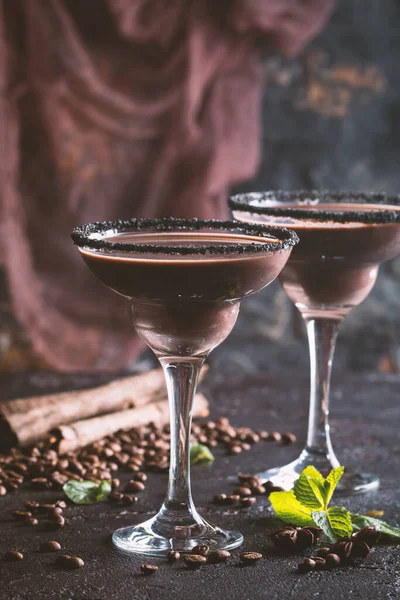 Glazen Crème Koffie Cocktail Chocolade Martini Zwarte Achtergrond — Stockfoto