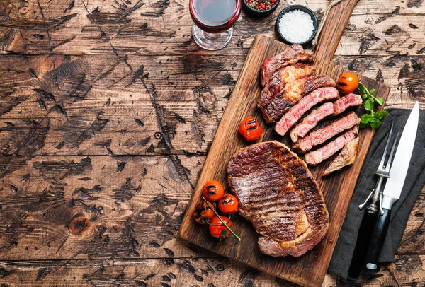 Sliced Grilled Medium Rare Beef Steak Ribeye Seasonings Red Wine — Stock Photo, Image